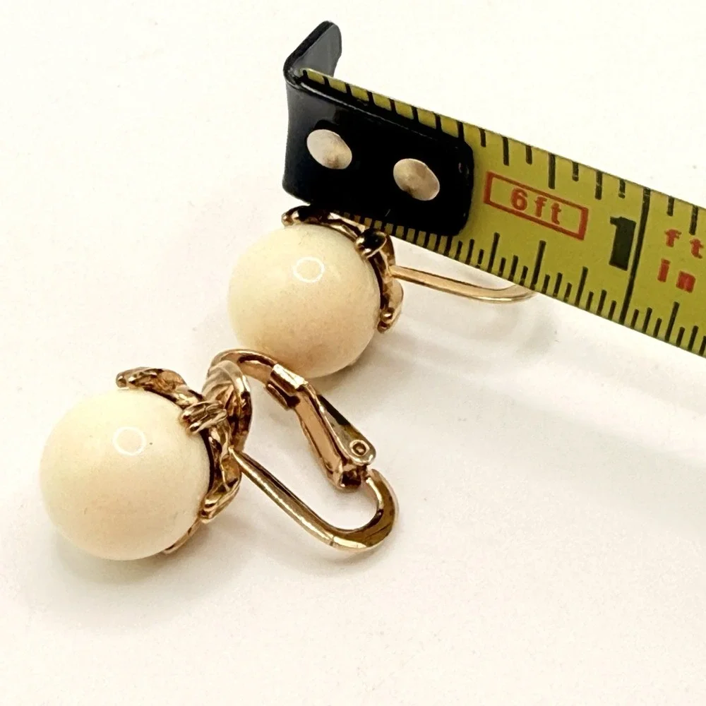 Vintage Signed Ciner Gold Tone Off White Bead Clip On Classic Earrings